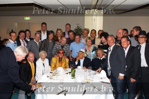 Weert, 19 April 2010
Johnny Hoes 93 jaar Feest bij Golden Tulip Hotel
Met veel bekende Nederlandstalige artiesten
Johnny Hoes met een groot aantal Nederlandstalige artiesten
Foto Peter Smulders