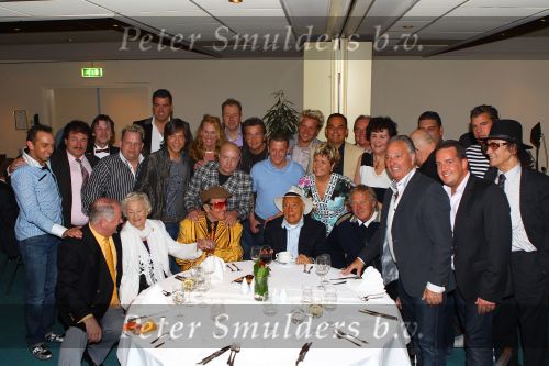 Weert, 19 April 2010
Johnny Hoes 93 jaar Feest bij Golden Tulip Hotel
Met veel bekende Nederlandstalige artiesten
Johnny Hoes met een groot aantal Nederlandstalige artiesten
Foto Peter Smulders