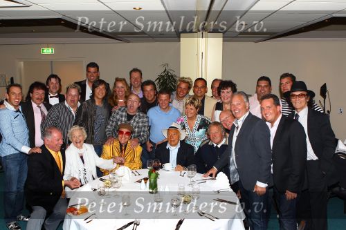Weert, 19 April 2010
Johnny Hoes 93 jaar Feest bij Golden Tulip Hotel
Met veel bekende Nederlandstalige artiesten
Johnny Hoes met een groot aantal Nederlandstalige artiesten
Foto Peter Smulders