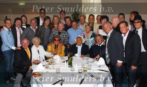 Weert, 19 April 2010
Johnny Hoes 93 jaar Feest bij Golden Tulip Hotel
Met veel bekende Nederlandstalige artiesten
Johnny Hoes met een groot aantal Nederlandstalige artiesten
Foto Peter Smulders