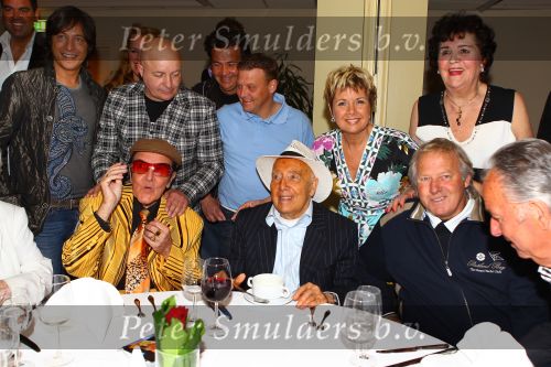 Weert, 19 April 2010
Johnny Hoes 93 jaar Feest bij Golden Tulip Hotel
Met veel bekende Nederlandstalige artiesten
Johnny Hoes met een groot aantal Nederlandstalige artiesten
Foto Peter Smulders