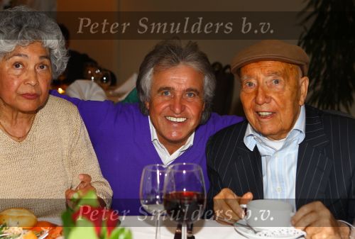 Weert, 19 April 2010
Johnny Hoes 93 jaar Feest bij Golden Tulip Hotel
Met veel bekende Nederlandstalige artiesten
Johnny Hoes met zijn beide zonen Johnny Hoes Jr. en Adrian Hoes
Foto Peter Smulders