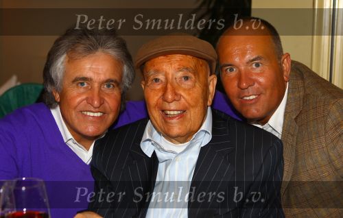 Weert, 19 April 2010
Johnny Hoes 93 jaar Feest bij Golden Tulip Hotel
Met veel bekende Nederlandstalige artiesten
Johnny Hoes met zijn beide zonen Johnny Hoes Jr. en Adrian Hoes
Foto Peter Smulders