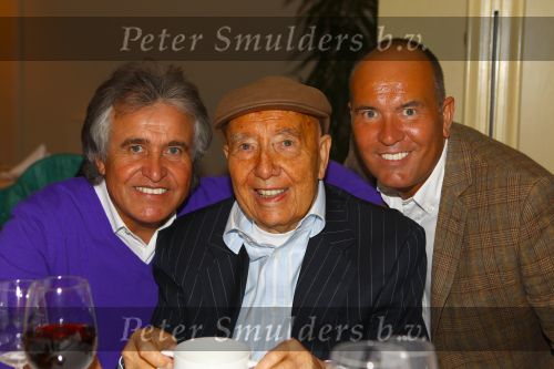 Weert, 19 April 2010
Johnny Hoes 93 jaar Feest bij Golden Tulip Hotel
Met veel bekende Nederlandstalige artiesten
Johnny Hoes met zijn beide zonen Johnny Hoes Jr. en Adrian Hoes
Foto Peter Smulders