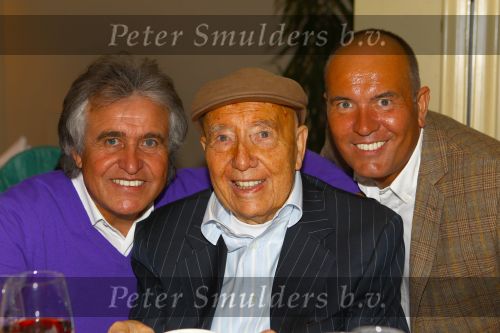 Weert, 19 April 2010
Johnny Hoes 93 jaar Feest bij Golden Tulip Hotel
Met veel bekende Nederlandstalige artiesten
Johnny Hoes met zijn beide zonen Johnny Hoes Jr. en Adrian Hoes
Foto Peter Smulders