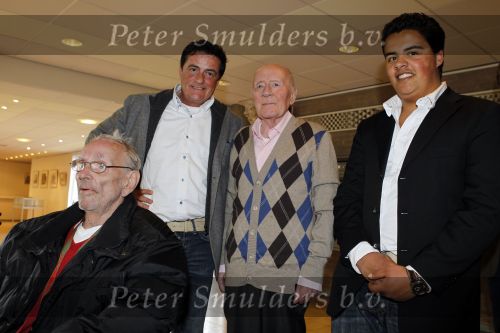 Laren 19 april 2010
Presentatie boek en de 85 e verjaardag van Johnny Kraaijkamp sr in het Rosa Spier huis. Johnny met Johnny Jr Joep dochter en Rijk de Gooijer
Peter Smulders bv