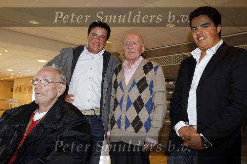 Laren 19 april 2010
Presentatie boek en de 85 e verjaardag van Johnny Kraaijkamp sr in het Rosa Spier huis. Johnny met Johnny Jr Joep dochter en Rijk de Gooijer
Peter Smulders bv