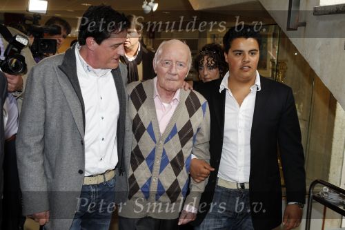 Laren 19 april 2010
Presentatie boek en de 85 e verjaardag van Johnny Kraaijkamp sr in het Rosa Spier huis. Johnny met Johnny Jr Joep dochter en Rijk de Gooijer
Peter Smulders bv
