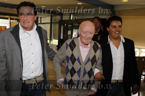 Laren 19 april 2010
Presentatie boek en de 85 e verjaardag van Johnny Kraaijkamp sr in het Rosa Spier huis. Johnny met Johnny Jr Joep dochter en Rijk de Gooijer
Peter Smulders bv