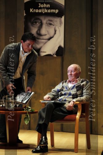 Laren 19 april 2010
Presentatie boek en de 85 e verjaardag van Johnny Kraaijkamp sr in het Rosa Spier huis. Johnny Jr en Sr
Peter Smulders bv