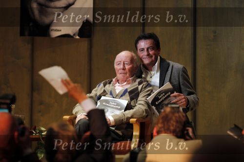 Laren 19 april 2010
Presentatie boek en de 85 e verjaardag van Johnny Kraaijkamp sr in het Rosa Spier huis. Johnny Jr en Sr
Peter Smulders bv