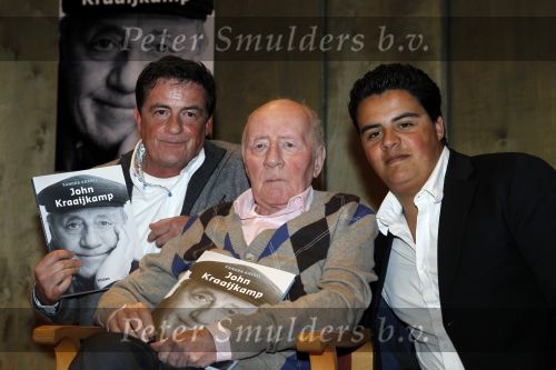 Laren 19 april 2010
Presentatie boek en de 85 e verjaardag van Johnny Kraaijkamp sr in het Rosa Spier huis. Johnny Jr en Sr en Joep
Peter Smulders bv