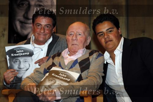 Laren 19 april 2010
Presentatie boek en de 85 e verjaardag van Johnny Kraaijkamp sr in het Rosa Spier huis. Johnny Jr en Sr en Joep
Peter Smulders bv