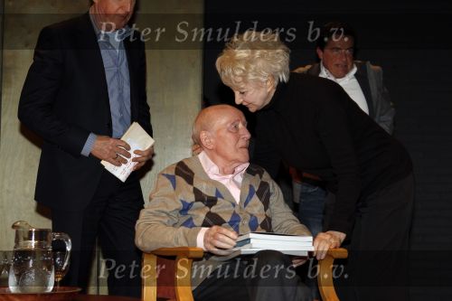 Laren 19 april 2010
Presentatie boek en de 85 e verjaardag van Johnny Kraaijkamp sr in het Rosa Spier huis. Johhny met Willeke Alberti Mies Bouwman Andre v Duin Lex Daniels Adele Bloemendaal Johnny Jr Martine Bijl ea
Peter Smulders bv