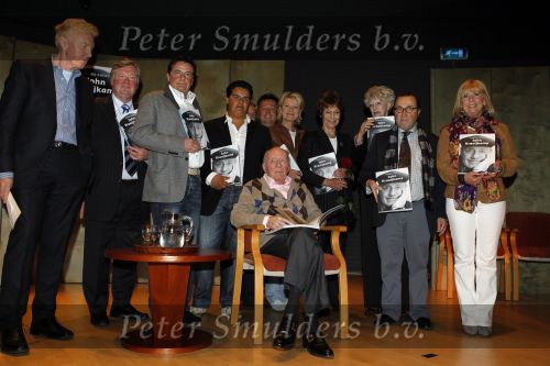 Laren 19 april 2010
Presentatie boek en de 85 e verjaardag van Johnny Kraaijkamp sr in het Rosa Spier huis. Johhny met Willeke Alberti Mies Bouwman Andre v Duin Lex Daniels Adele Bloemendaal Johnny Jr Martine Bijl ea
Peter Smulders bv