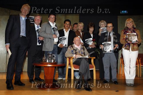 Laren 19 april 2010
Presentatie boek en de 85 e verjaardag van Johnny Kraaijkamp sr in het Rosa Spier huis. Johhny met Willeke Alberti Mies Bouwman Andre v Duin Lex Daniels Adele Bloemendaal Johnny Jr Martine Bijl ea
Peter Smulders bv