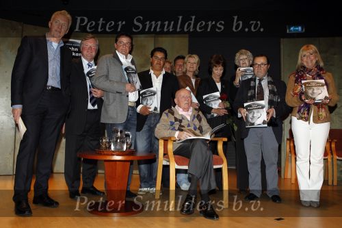 Laren 19 april 2010
Presentatie boek en de 85 e verjaardag van Johnny Kraaijkamp sr in het Rosa Spier huis. Johhny met Willeke Alberti Mies Bouwman Andre v Duin Lex Daniels Adele Bloemendaal Johnny Jr Martine Bijl ea
Peter Smulders bv