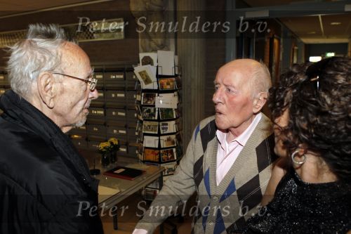 Laren 19 april 2010
Presentatie boek en de 85 e verjaardag van Johnny Kraaijkamp sr in het Rosa Spier huis. Johnny met Johnny Jr Joep dochter en Rijk de Gooijer
Peter Smulders bv