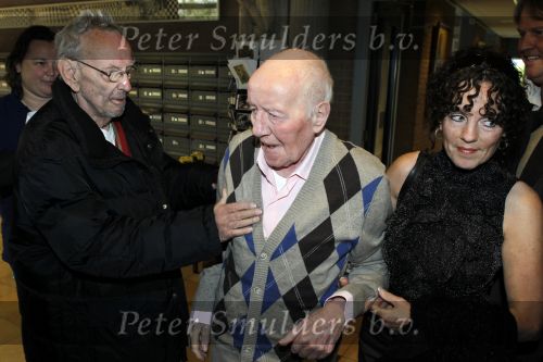 Laren 19 april 2010
Presentatie boek en de 85 e verjaardag van Johnny Kraaijkamp sr in het Rosa Spier huis. Johnny met Johnny Jr Joep dochter en Rijk de Gooijer
Peter Smulders bv