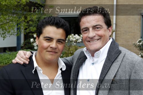 Laren 19 april 2010
Presentatie boek en de 85 e verjaardag van Johnny Kraaijkamp sr in het Rosa Spier huis. Johhny Jr met zoon Joep
Peter Smulders bv