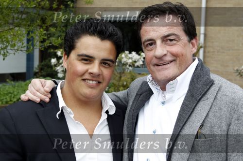Laren 19 april 2010
Presentatie boek en de 85 e verjaardag van Johnny Kraaijkamp sr in het Rosa Spier huis. Johhny Jr met zoon Joep
Peter Smulders bv