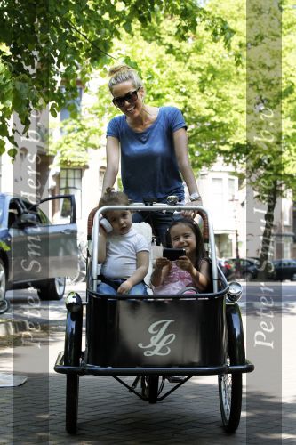 Amsterdam 20 mei 2010
Jorinde Moll met in de bakfiets haar dochtertje (l) en een vriendinnetje (r).
Jorinde is drie maanden zwanger van haar tweede kind.
Peter Smulders bv