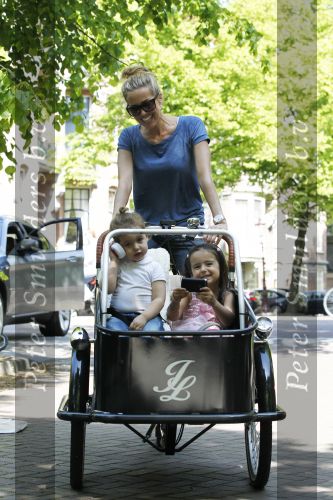 Amsterdam 20 mei 2010
Jorinde Moll met in de bakfiets haar dochtertje (l) en een vriendinnetje (r).
Jorinde is drie maanden zwanger van haar tweede kind.
Peter Smulders bv