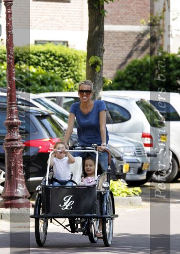 Amsterdam 20 mei 2010
Jorinde Moll met in de bakfiets haar dochtertje (l) en een vriendinnetje (r).
Jorinde is drie maanden zwanger van haar tweede kind.
Peter Smulders bv