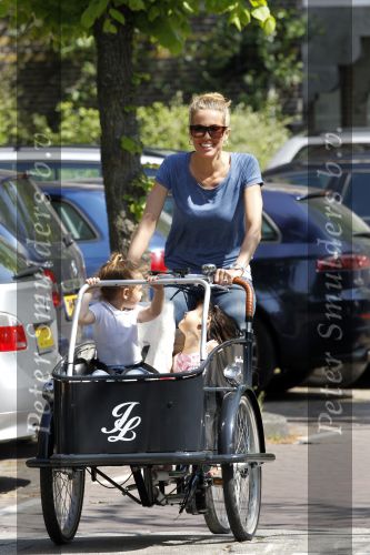 Amsterdam 20 mei 2010
Jorinde Moll met in de bakfiets haar dochtertje (l) en een vriendinnetje (r).
Jorinde is drie maanden zwanger van haar tweede kind.
Peter Smulders bv