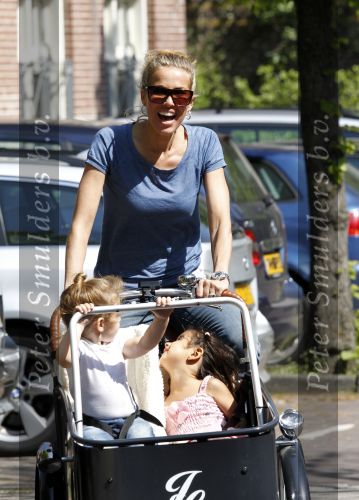 Amsterdam 20 mei 2010
Jorinde Moll met in de bakfiets haar dochtertje (l) en een vriendinnetje (r).
Jorinde is drie maanden zwanger van haar tweede kind.
Peter Smulders bv