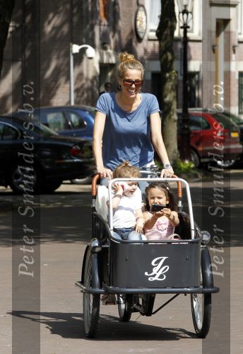 Amsterdam 20 mei 2010
Jorinde Moll met in de bakfiets haar dochtertje (l) en een vriendinnetje (r).
Jorinde is drie maanden zwanger van haar tweede kind.
Peter Smulders bv
