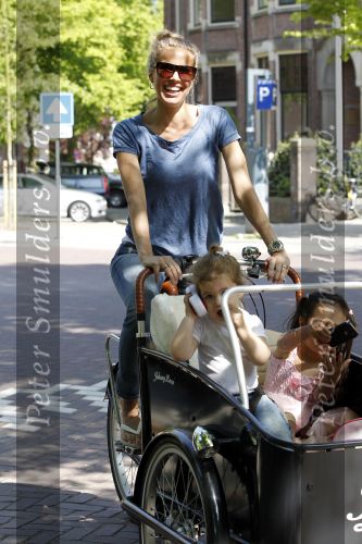 Amsterdam 20 mei 2010
Jorinde Moll met in de bakfiets haar dochtertje (l) en een vriendinnetje (r).
Jorinde is drie maanden zwanger van haar tweede kind.
Peter Smulders bv