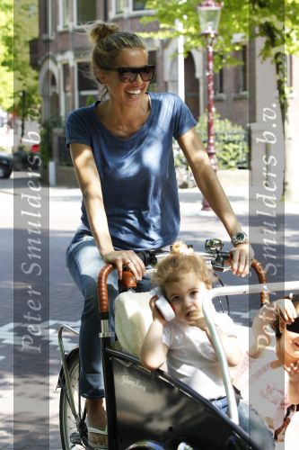 Amsterdam 20 mei 2010
Jorinde Moll met in de bakfiets haar dochtertje (l) en een vriendinnetje (r).
Jorinde is drie maanden zwanger van haar tweede kind.
Peter Smulders bv