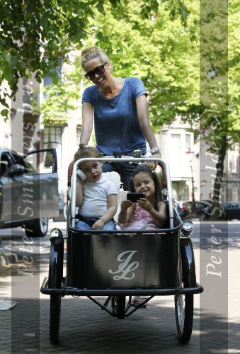 Amsterdam 20 mei 2010
Jorinde Moll met in de bakfiets haar dochtertje (l) en een vriendinnetje (r).
Jorinde is drie maanden zwanger van haar tweede kind.
Peter Smulders bv