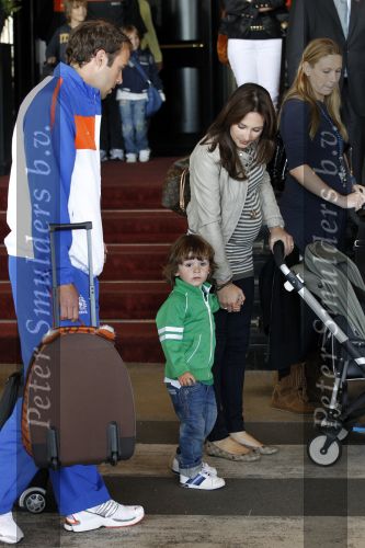 Noordwijk en Schiphol 19 mei 2010
Vertrek Nederlands elftal met vrouwen en kinderen naar Oostenrijk voor trainingskamp ivm WK voetbal. Joris Matthijsen met vriendin Christel en zoontje Jens
Peter Smulders bv