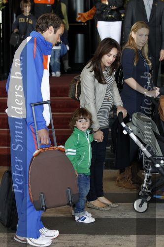 Noordwijk en Schiphol 19 mei 2010
Vertrek Nederlands elftal met vrouwen en kinderen naar Oostenrijk voor trainingskamp ivm WK voetbal. Joris Matthijsen met vriendin Christel en zoontje Jens
Peter Smulders bv