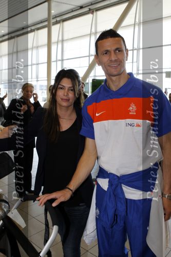 Noordwijk en Schiphol 19 mei 2010
Vertrek Nederlands elftal met vrouwen en kinderen naar Oostenrijk voor trainingskamp ivm WK voetbal. Khalid Boulahrouz met zijn vrouw Sabia
Peter Smulders bv