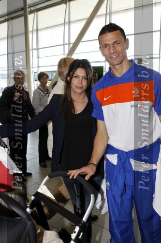 Noordwijk en Schiphol 19 mei 2010
Vertrek Nederlands elftal met vrouwen en kinderen naar Oostenrijk voor trainingskamp ivm WK voetbal. Khalid Boulahrouz met zijn vrouw Sabia
Peter Smulders bv