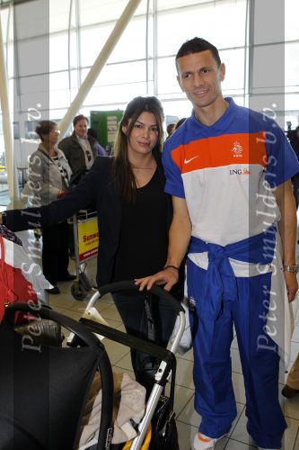Noordwijk en Schiphol 19 mei 2010
Vertrek Nederlands elftal met vrouwen en kinderen naar Oostenrijk voor trainingskamp ivm WK voetbal. Khalid Boulahrouz met zijn vrouw Sabia
Peter Smulders bv