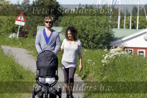 Uitdam 19 mei 2010
Katja Schuurman en Thijs Romer aan het wandelen met dochter Sammie.
Peter Smulders bv