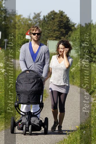Uitdam 19 mei 2010
Katja Schuurman en Thijs Romer aan het wandelen met dochter Sammie.
Peter Smulders bv
