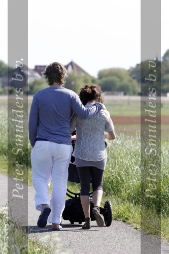 Uitdam 19 mei 2010
Katja Schuurman en Thijs Romer aan het wandelen met dochter Sammie.
Peter Smulders bv