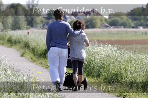 Uitdam 19 mei 2010
Katja Schuurman en Thijs Romer aan het wandelen met dochter Sammie.
Peter Smulders bv