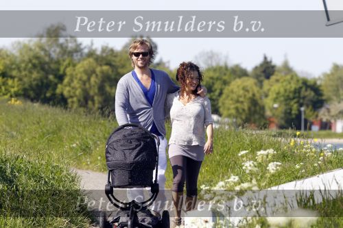 Uitdam 19 mei 2010
Katja Schuurman en Thijs Romer aan het wandelen met dochter Sammie.
Peter Smulders bv