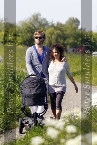 Uitdam 19 mei 2010
Katja Schuurman en Thijs Romer aan het wandelen met dochter Sammie.
Peter Smulders bv