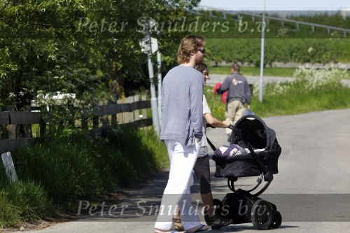 Uitdam 19 mei 2010
Katja Schuurman en Thijs Romer aan het wandelen met dochter Sammie.
Peter Smulders bv