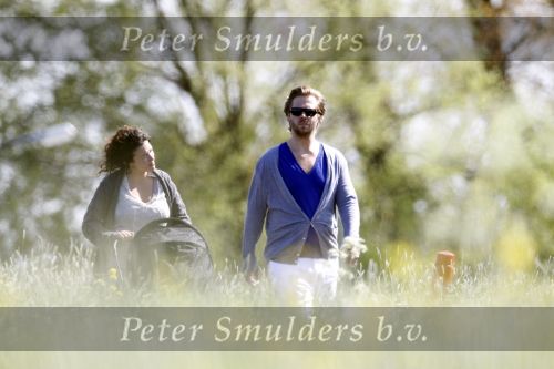 Uitdam 19 mei 2010
Katja Schuurman en Thijs Romer aan het wandelen met dochter Sammie.
Peter Smulders bv