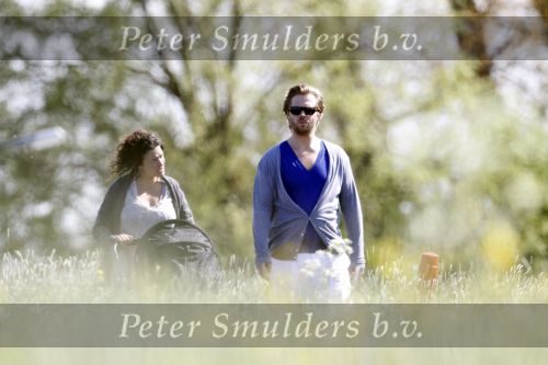 Uitdam 19 mei 2010
Katja Schuurman en Thijs Romer aan het wandelen met dochter Sammie.
Peter Smulders bv