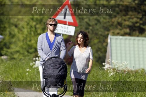 Uitdam 19 mei 2010
Katja Schuurman en Thijs Romer aan het wandelen met dochter Sammie.
Peter Smulders bv
