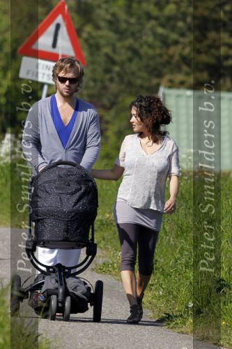 Uitdam 19 mei 2010
Katja Schuurman en Thijs Romer aan het wandelen met dochter Sammie.
Peter Smulders bv